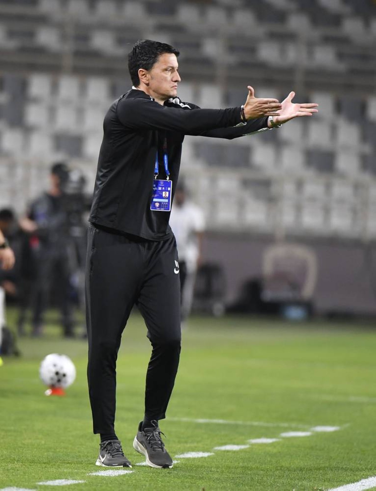 إيفيتش يرسم ملامح الموسم ويحذر لاعبي العين من فخ الأرقام القياسية