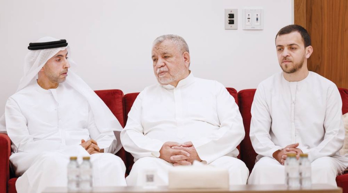 خالد بن زايد خلال تقديم واجب العزاء