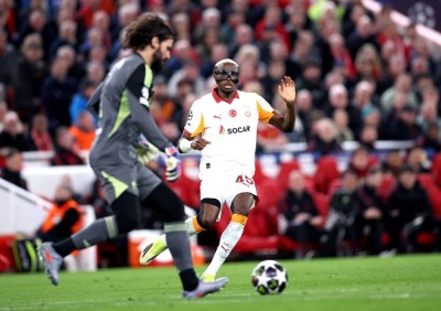 أوسيمين لعب بذراع مكسورة أمام ليفربول