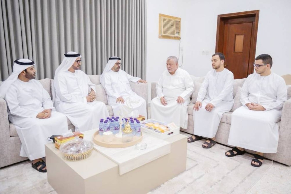 خليفة شاهين وعمر الشامسي خلال تقديم واجب العزء