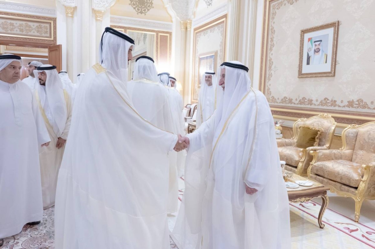 سلطان القاسمي خلال تقبله التهاني بحضور سلطان بن محمد بن سلطان 