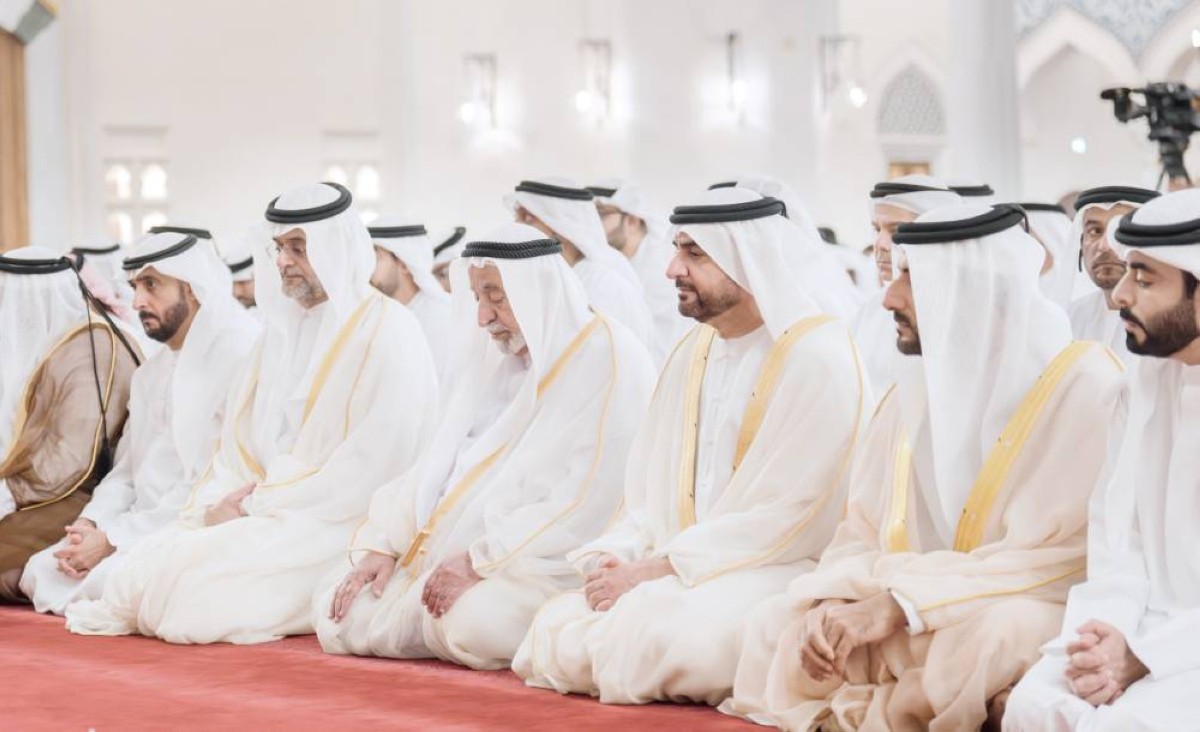 سلطان القاسمي وسلطان بن محمد بن سلطان وعبدالله بن سالم وسلطان بن أحمد يستمعون إلى خطبة العيد 