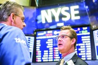 تراجع الأسهم الأمريكية وسط مخاوف من استمرار رفع أسعار الفائدة