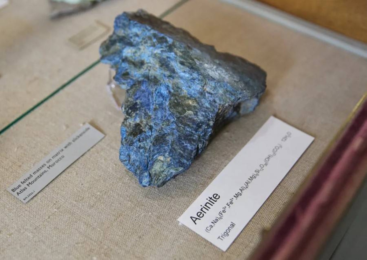 حجر غامض يتغير لونه مع كل زاوية.. اشتراه شخص من كشك في المغرب وحيّر العلماء 30 عاماً