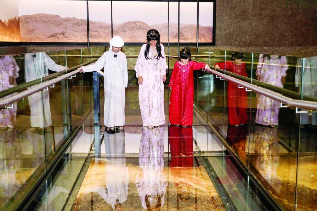 أطفال خلال زيارتهم متحف العين