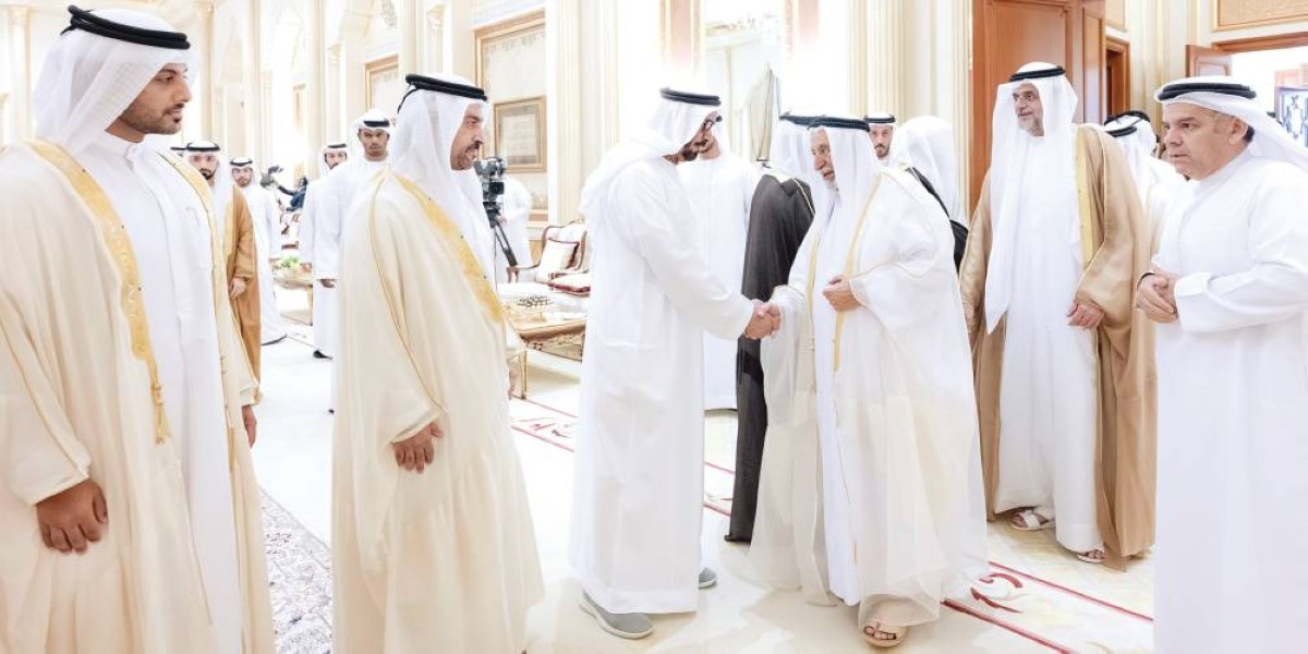  سلطان القاسمي خلال استقبال المهنئين بالعيد بحضور سلطان بن محمد بن سلطان 