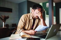 الضغوط المالية تسرّع شيخوخة الدماغ