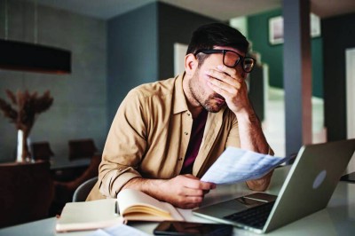 الضغوط المالية تسرّع شيخوخة الدماغ