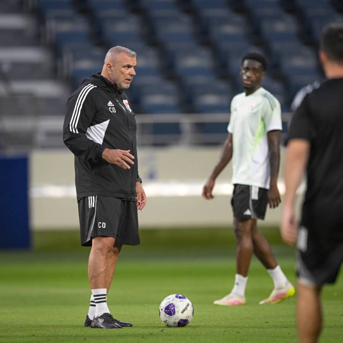 «الأبيض» يدشن معسكره الداخلي في أبوظبي غداً.. ويخوض وديتين