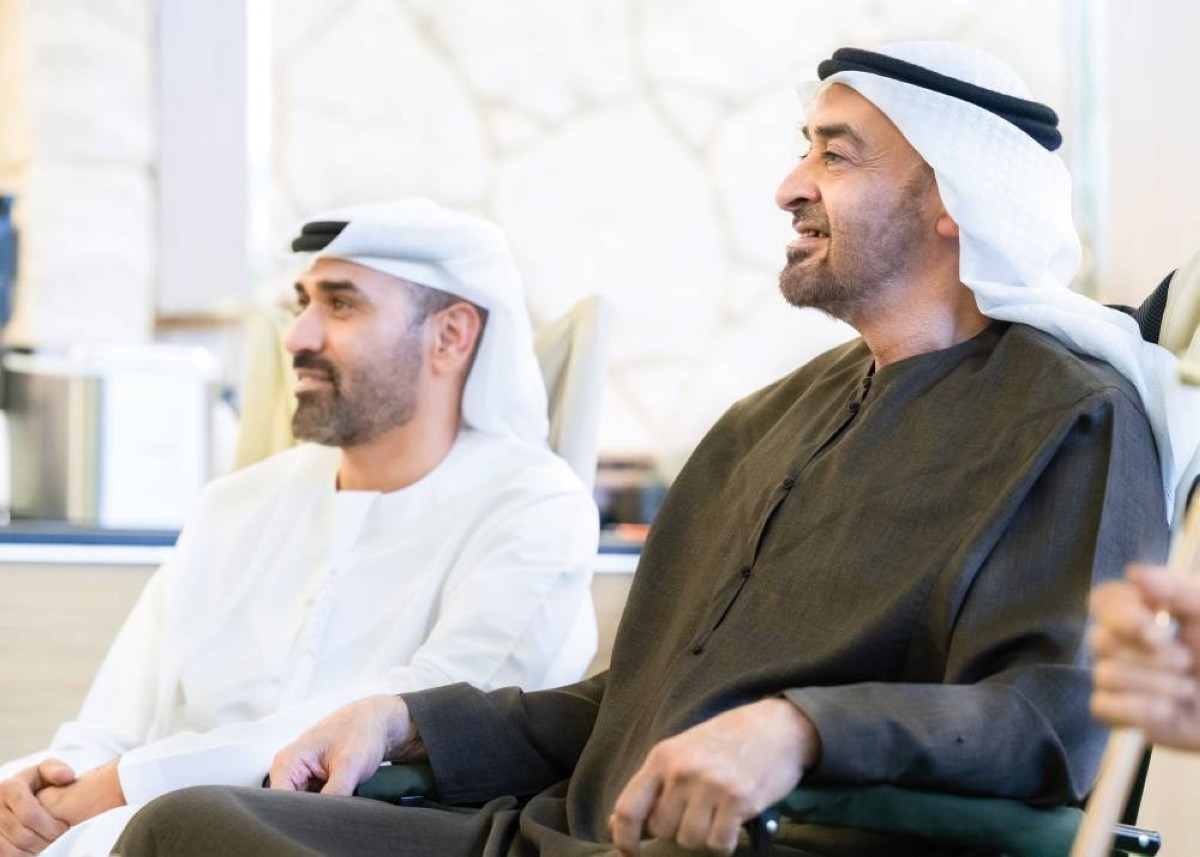  محمد بن زايد خلال الزيارة بحضور حمد البلوشي 