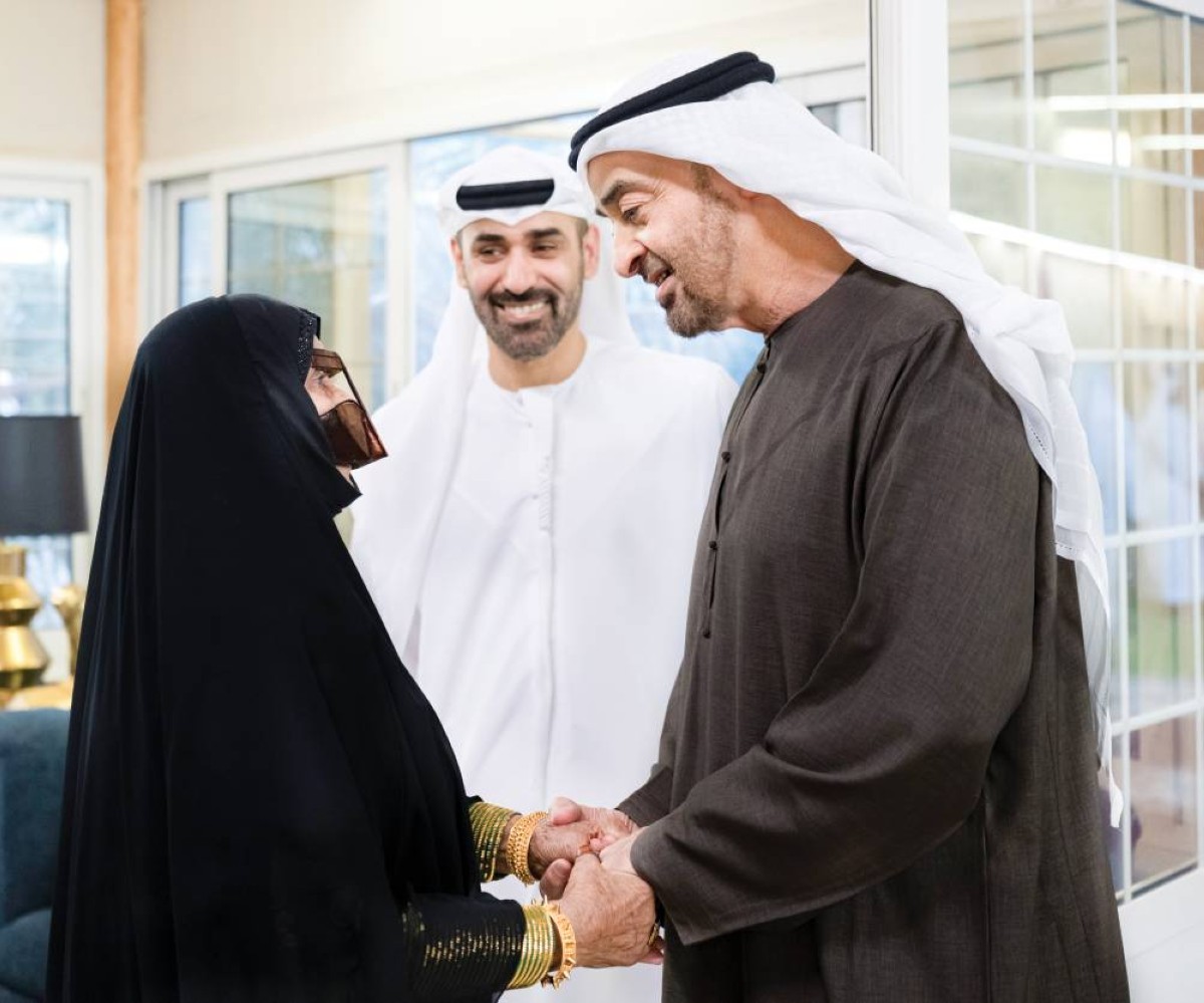  محمد بن زايد متحدثاً إلى والدة حمد البلوشي 