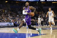 ليبرون جيمس يحطّم الرقم القياسي بعدد المباريات في الـ NBA