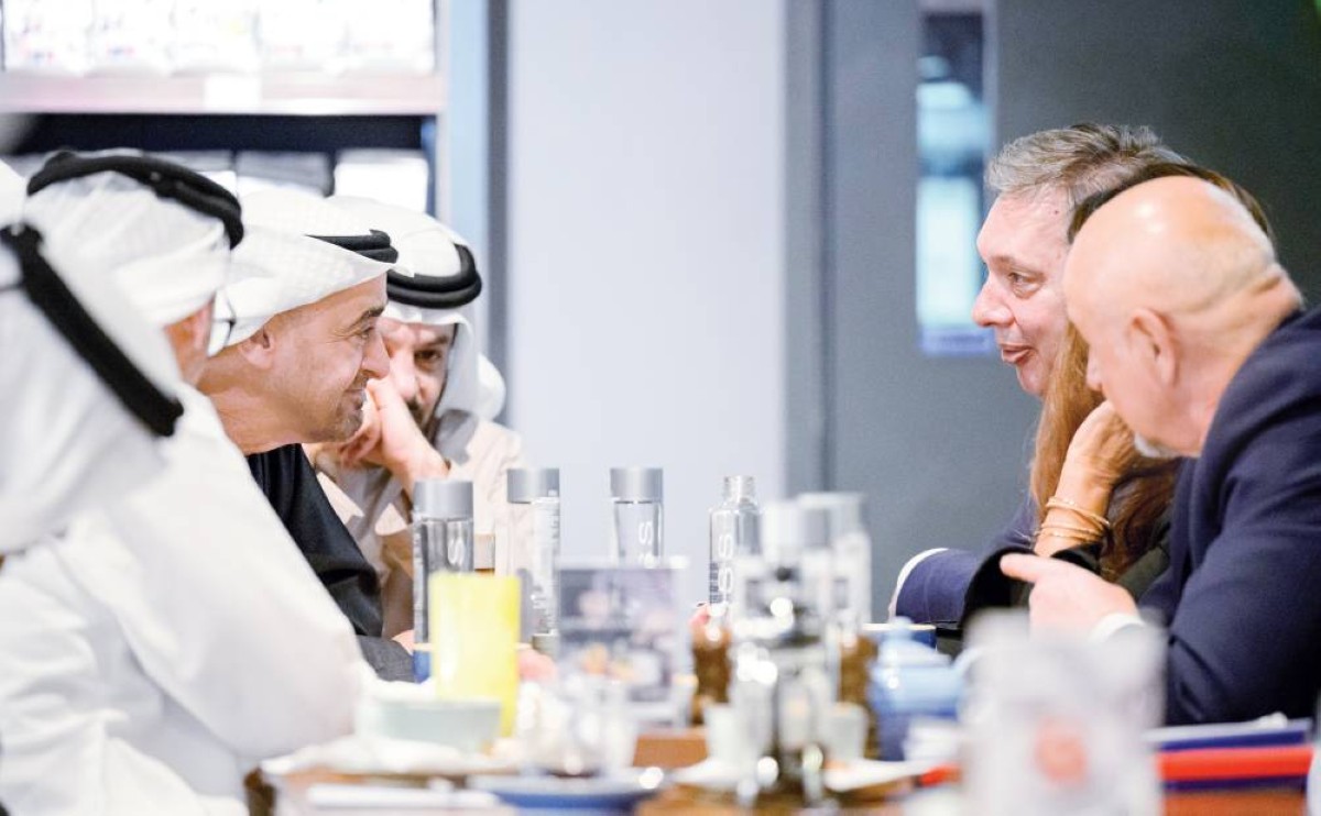  محمد بن زايد وألكسندر فوتشيتش خلال اللقاء بحضور فيصل البناي 