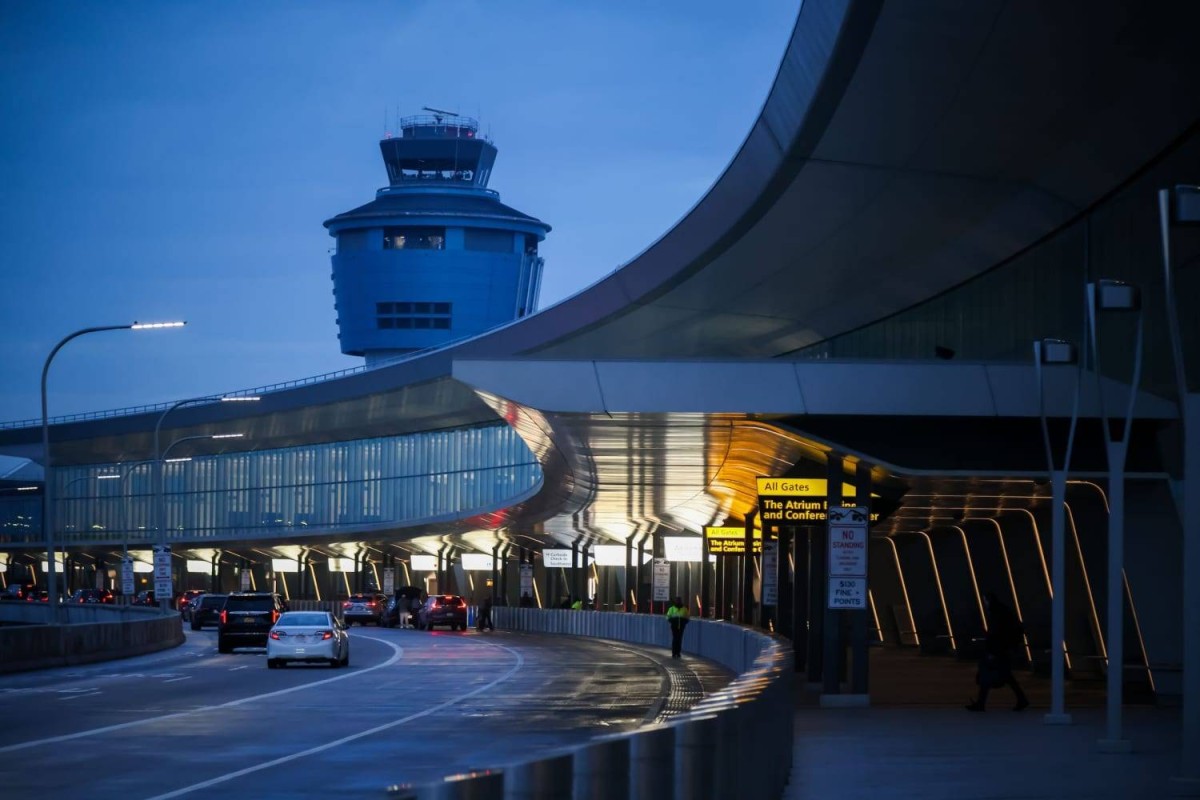 أمريكا.. توقف الرحلات في مطار لاغوارديا جراء "حادث" بين طائرة ومركبة