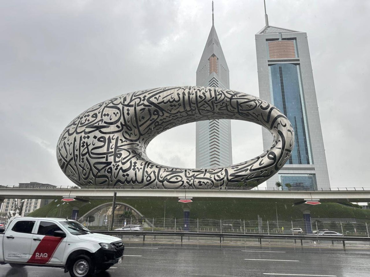 "طرق دبي" تدعو السائقين إلى اتباع إرشادات القيادة الآمنة في الأجواء الماطرة