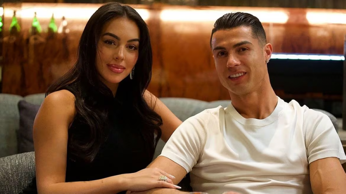 رونالدو وجورجينا يستعرضان ثروة بأكثر من 70 مليون درهم في لقطة واحدة