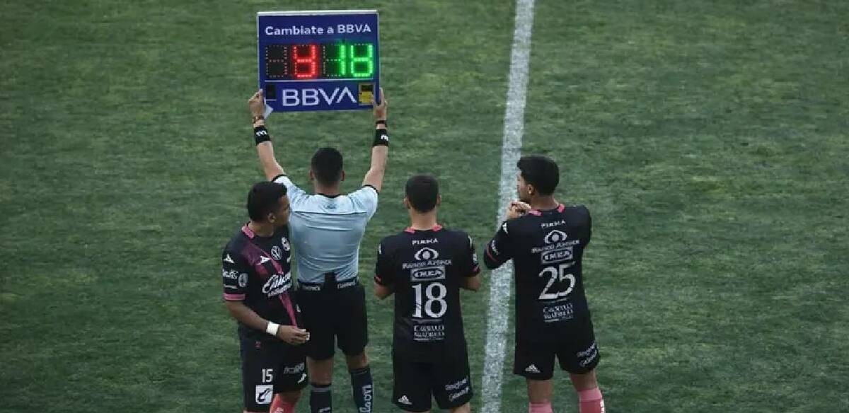 لاعب يعتدي على الحكم الرابع ويثير الجدل في الدوري المكسيكي (فيديو)