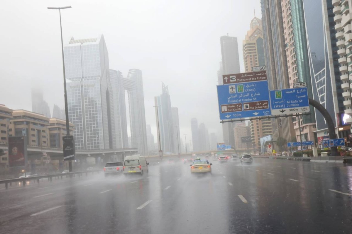فرق العمل في دبي عززت انسيابية الحركة المرورية عقب سقوط أمطار الخير |