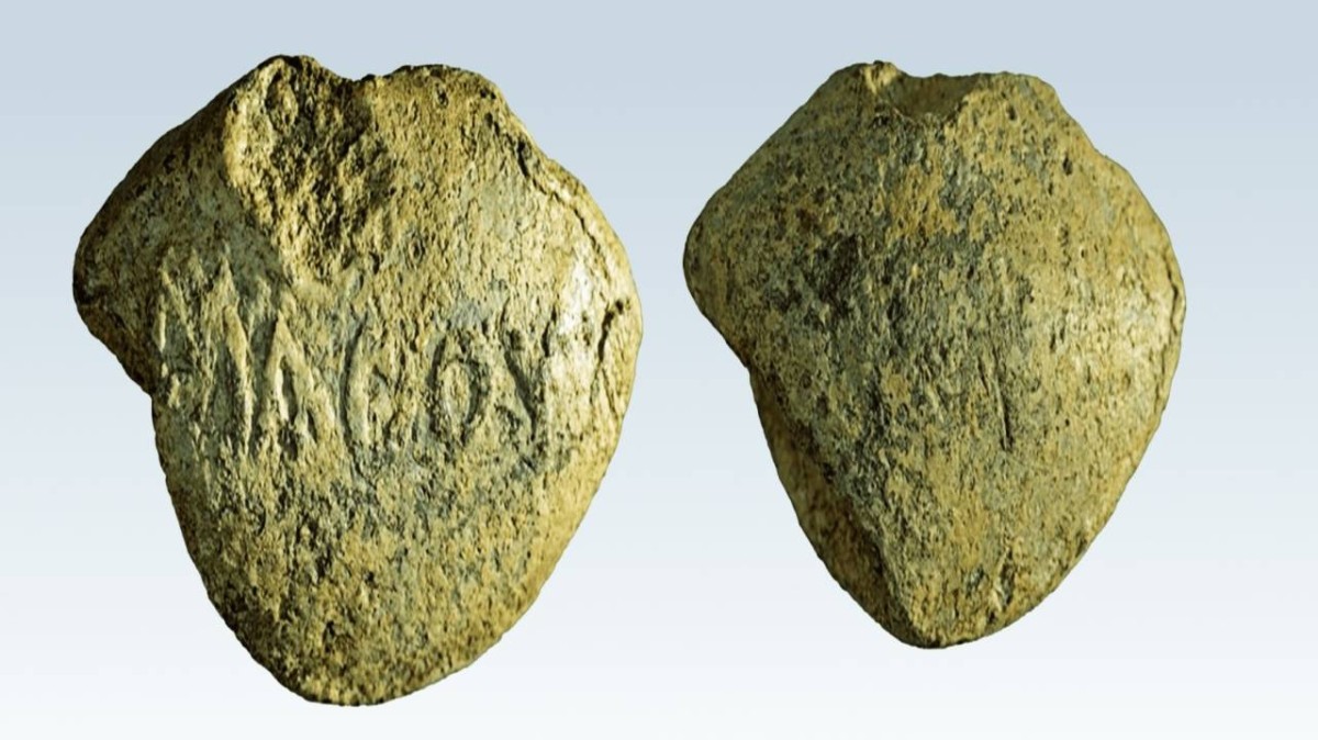 قذيفة «مقلاع» من 2100 عام نقش عليها: «تعلّم»