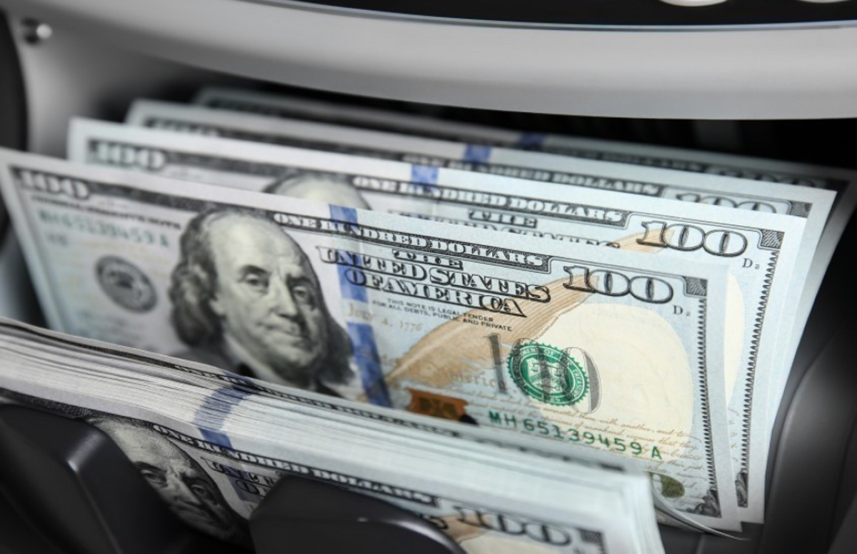 الدولار يتعافى من خسائره مع تقييم الأسواق لقرار تأجيل شن ضربات على إيران