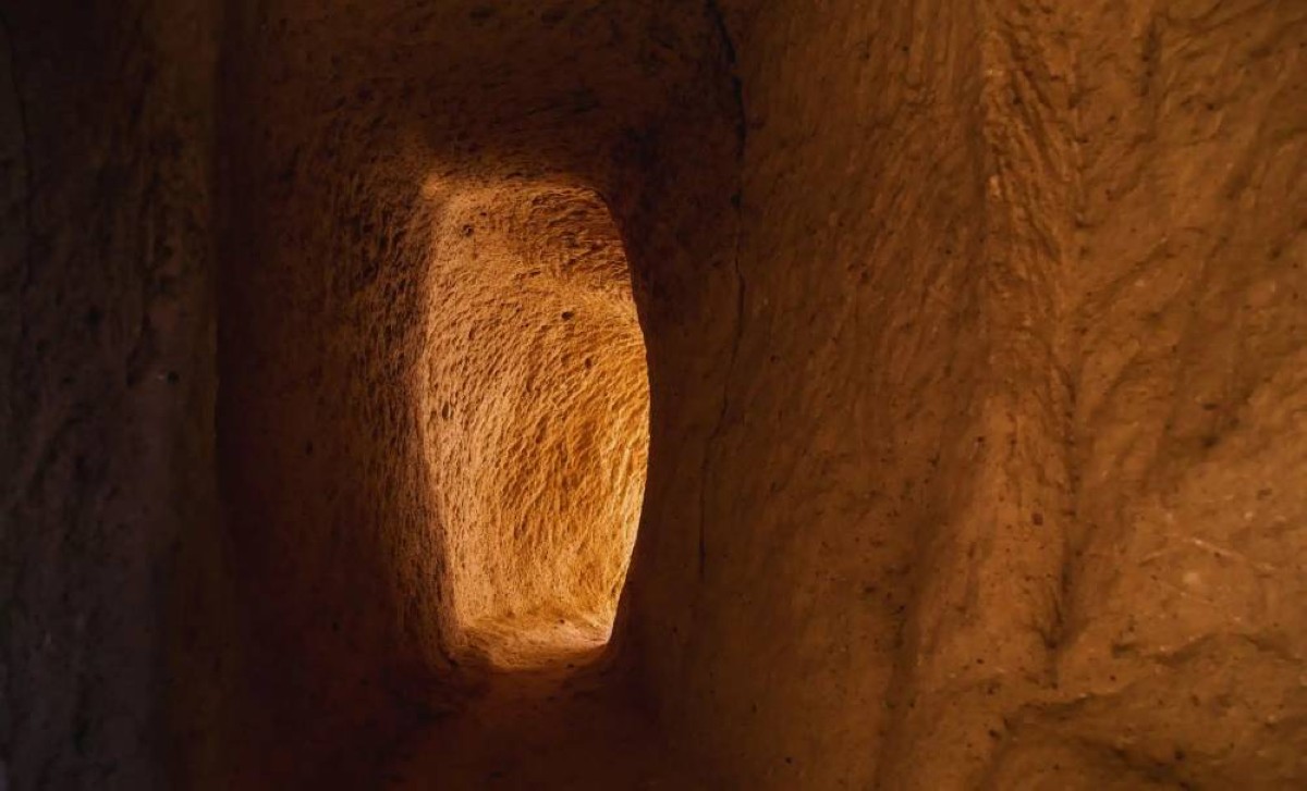 لغز يخرج من باطن الأرض.. نفق غامض يُغلق بحجارة ضخمة