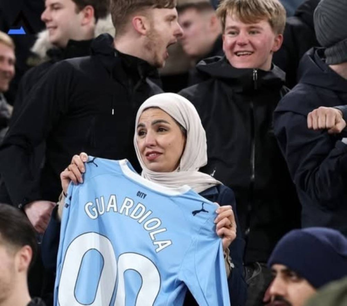 لغز مانشستر سيتي.. من هي المشجعة المحجبة؟