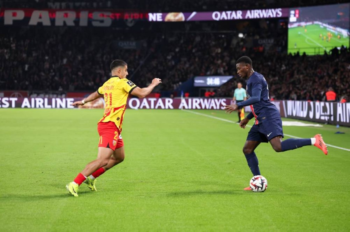 تمسكاً بالإنصاف واحترام جميع الأطراف.. لانس يرفض تأجيل مباراته أمام سان جيرمان