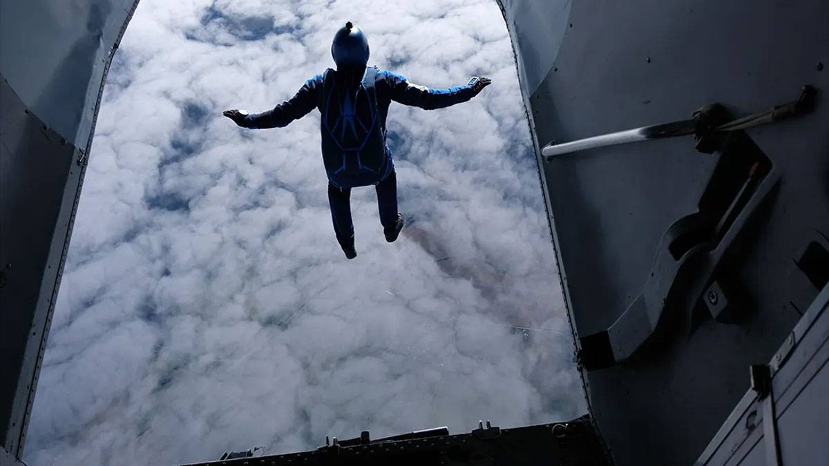 40 دقيقة مع الموت .. قصة الرجل الذي قفز من الطائرة وسط عاصفة رعدية