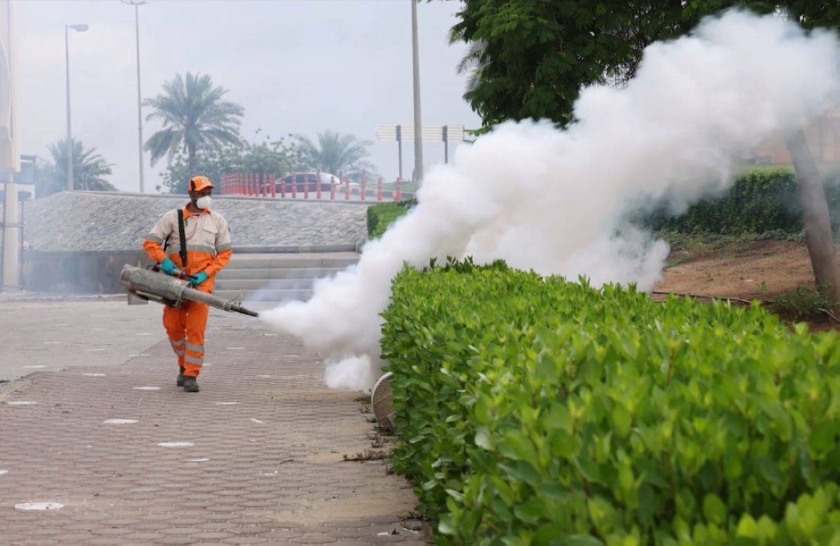 حملة لتعقيم تجمعات مياه الأمطار في الشارقة للحد من الآفات