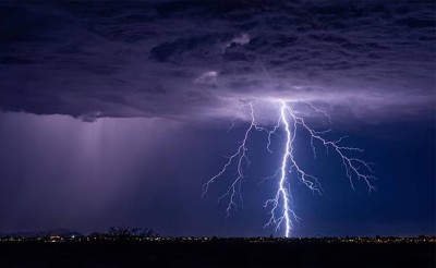 ماذا يحدث لجسمك عند تعرضك لصاعقة برق؟