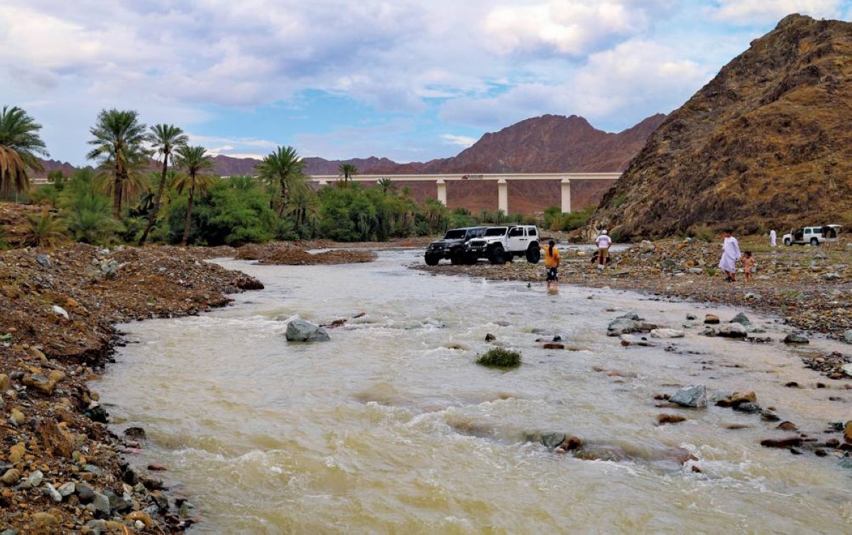 أمطار غزيرة تعم الفجيرة وفرق الطوارئ تتدخل فورياً لاستعادة الحركة المرورية