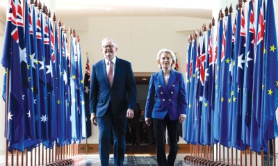 أورسولا فون دير لاين وأنتوني ألبانيز يسيران في أروقة مبنى البرلمان في كانبرا