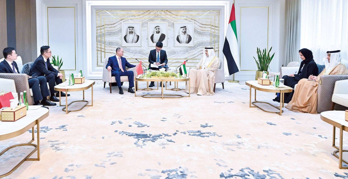 صقر غباش وجيسين زينج خلال اللقاء بحضور عفراء البسطي وطارق المرزوقي