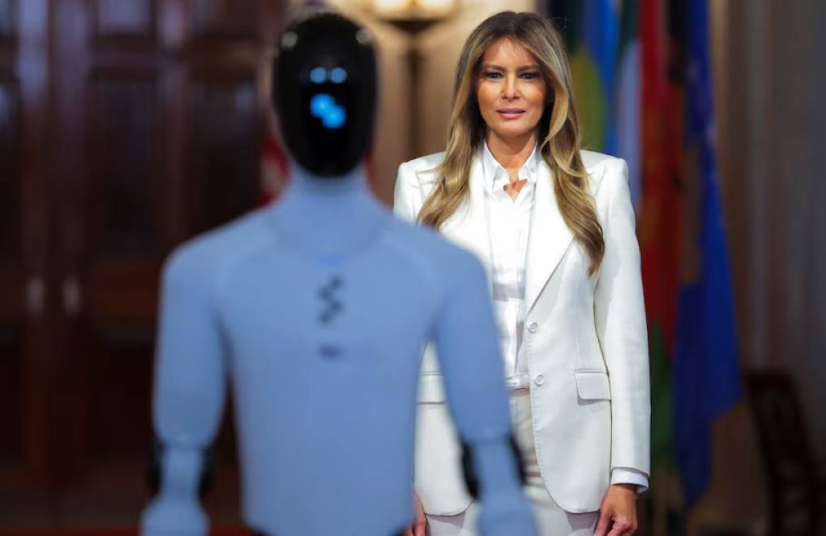 روبوت يرافق ميلانيا ترامب في فعالية للذكاء الاصطناعي بالبيت الأبيض