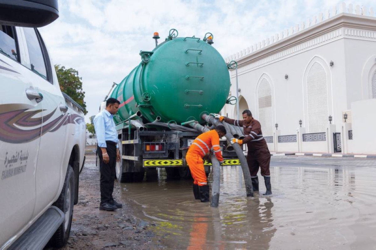 جهود متواصلة لبلدية الظفرة لسحب مياه الأمطار