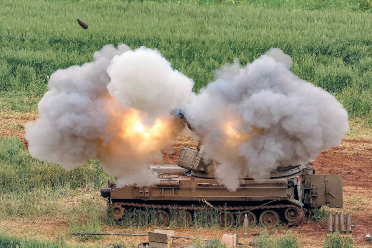 مدفعية إسرائيلية متمركزة في منطقة حدودية شمال إسرائيل تطلق قذائف باتجاه جنوب لبنان