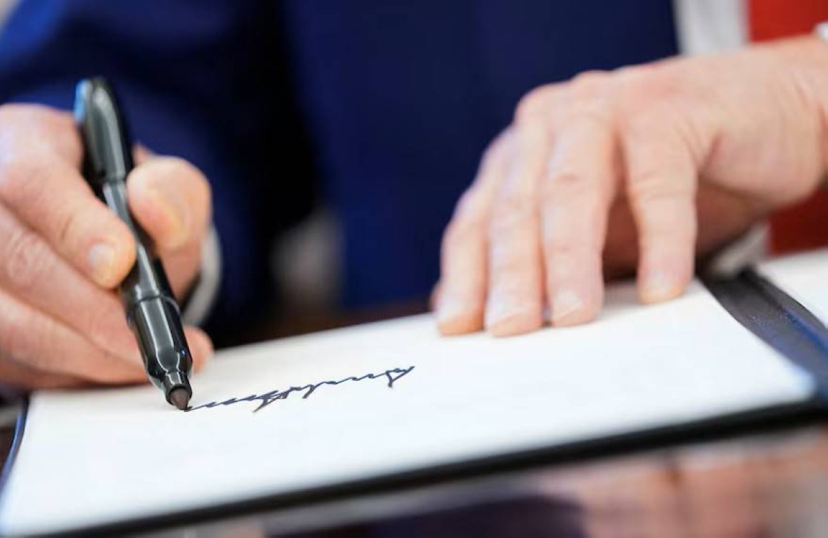 في سابقة من نوعها.. توقيع ترامب سيظهر على العملة الأمريكية