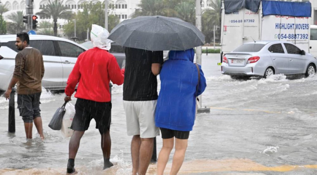  المشي واللعب في تجمعات المياه الراكدة يؤديان إلى مخاطر صحية 