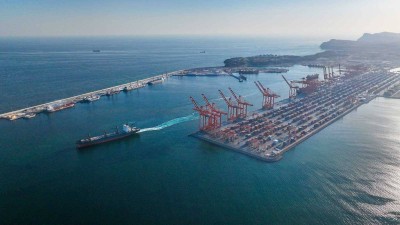 سلطنة عمان.. استهداف ميناء صلالة بطائرتين مسيرتين وإصابة عامل