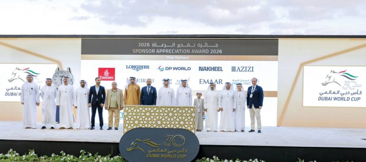 منصور بن محمد في لقطة جماعية بعد تكريم رعاة كأس دبي العالمي