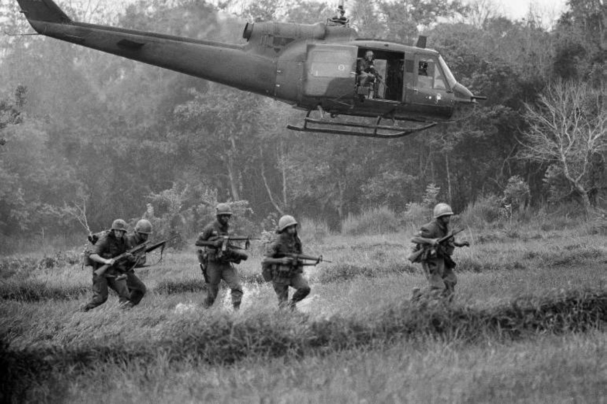 1973 -  أمريكا تنسحب من فيتنام بعد أن فقدت 50000 من جنودها.