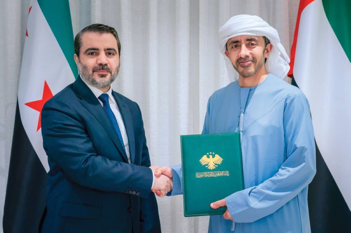 عبدالله بن زايد خلال تسلمه رسالة الرئيس السوري أحمد الشرع من أسعد الشيباني