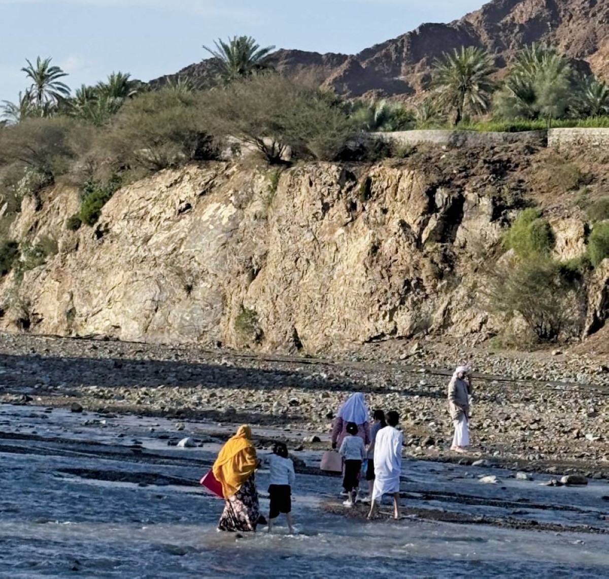 توافد الأسر الزائرة لقضاء عطلتها الأسبوعية في أحضان الطبيعة 