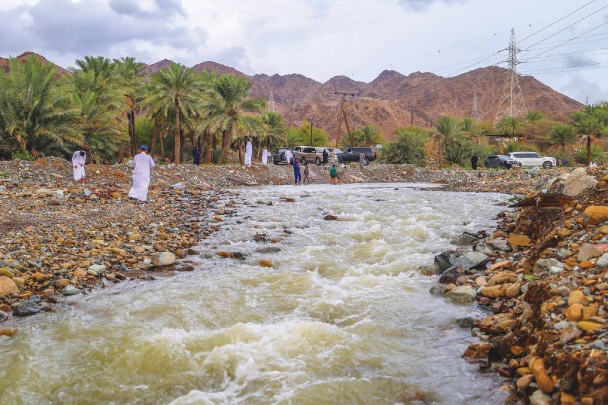 جريان الأودية استقطب العائلات للاستمتاع بجمال الطبيعة عقب انحسار المنخفض 