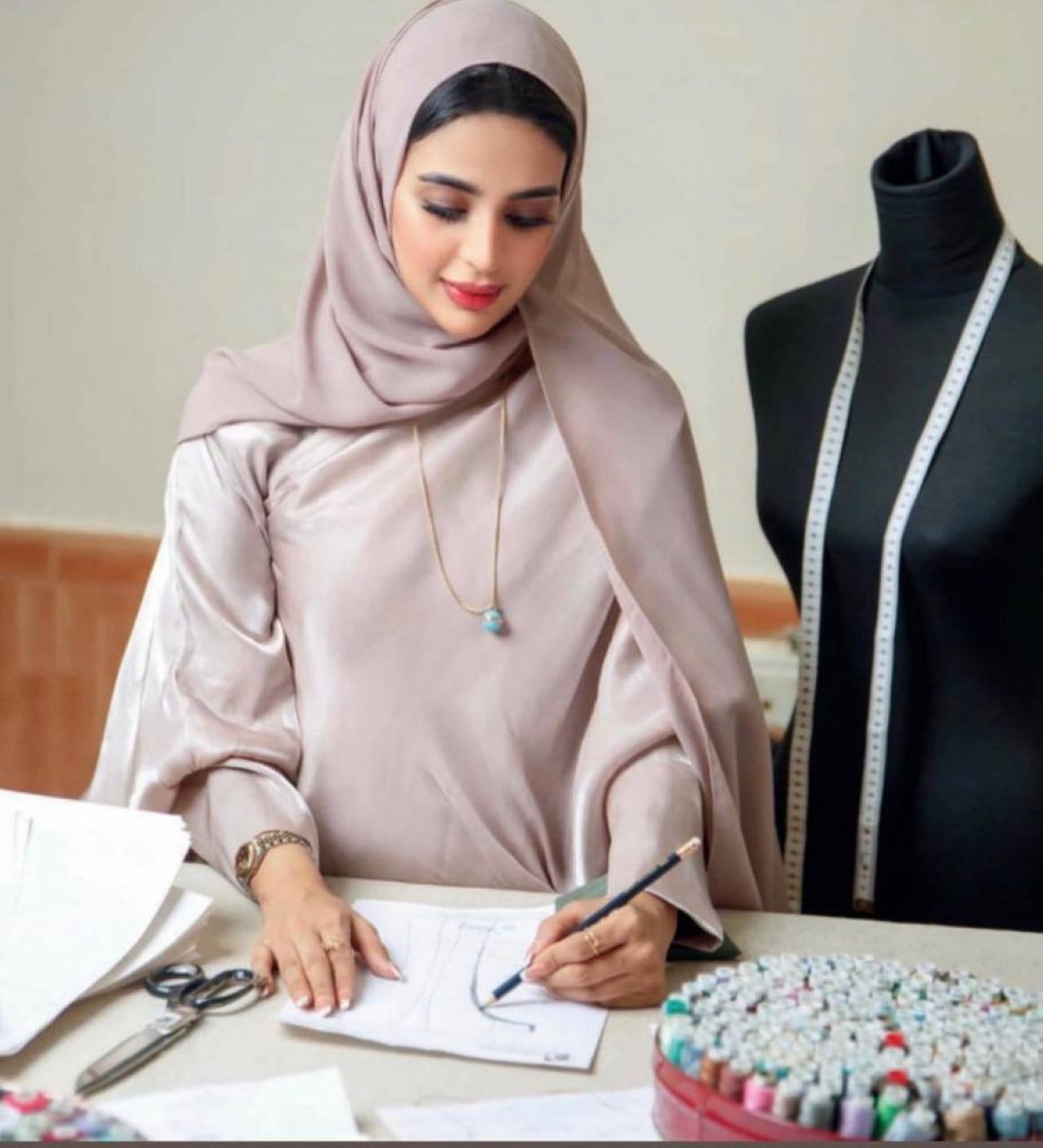 موزة الرميثي.. مصممة إماراتية تمزج التراث بالحداثة