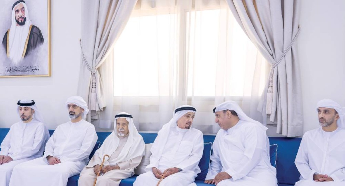 حميد النعيمي وعمار وأحمد بن حميد خلال تقديم واجب العزاء