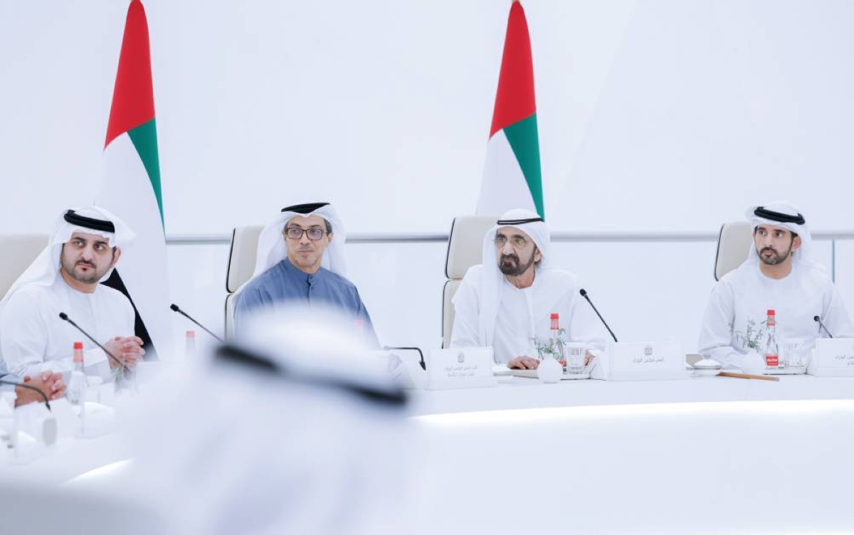  محمد بن راشد خلال ترؤسه اجتماع مجلس الوزراء بحضور منصور بن زايد وحمدان بن محمد ومكتوم بن محمد 