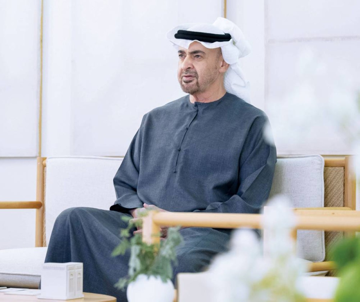 محمد بن زايد خلال الاتصال المرئي مع جوني إيرنست 