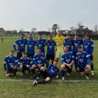 سر ظهور اسم سائق فورمولا 1 على قميص فريق لكرة القدم