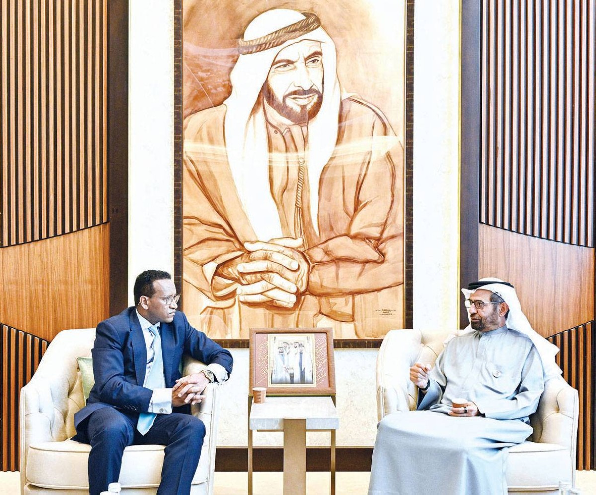 علي النعيمي خلال استقباله جمال بكر